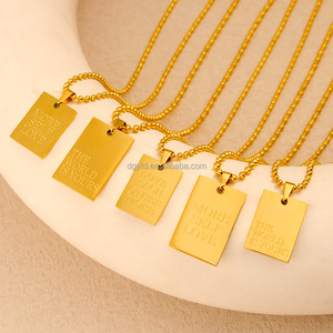 Collier personnalisé en forme de barre rectangulaire, plaque de nom en or sur mesure, bijoux avec message d'amour gravé, collier avec pendentif citation inspirante - Product Image 1