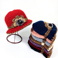 Topi Rajut Bunga Poliester Kancing Anti Angin Penghangat untuk Wanita Paruh Baya dan Lansia, Topi Ibu