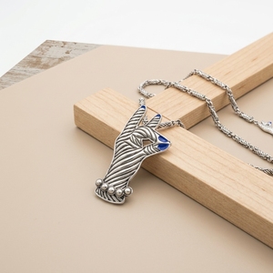 Nouvelle broche élégante style geste de la main avec émail bleu et détails en perles, épinglette de bijoux pour société de sororité - Product Image 4
