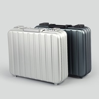 Boîte de rangement pour montres en alliage d'aluminium portable grande capacité avec serrure et protection anti-poussière pour l'emballage de voyage, vente en gros