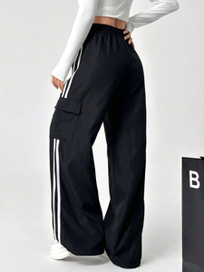 Pantaloni <span class=keywords><strong>Cargo</strong></span> Neri Streetwear con 2 Strisce - Pantaloni Antivento a Vita Elastica e Vestibilità Ampia per Donne - Product Image 2