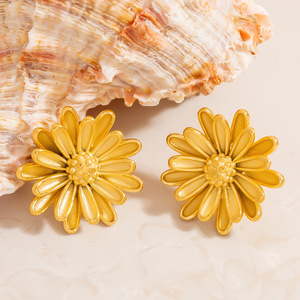 Pendientes de Perlas de Acero Inoxidable con Forma de Flor, Oro de 18K, Resistentes a la Decoloración, para Uso Diario - Product Image 3