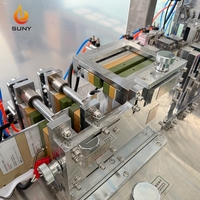 Machine intégrée de pliage et d'emballage de lingettes humides à quatre soudures latérales pour sachets individuels