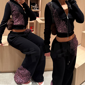 Completo da <span class=keywords><strong>donna</strong></span> personalizzato con stampa <span class=keywords><strong>leopardata</strong></span>: top corto con cappuccio e pantaloni a zampa a due pezzi, tuta sportiva elegante - Product Image 1