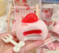 Jouets anti-stress à presser en forme de gâteau à la crème au lait fraise mignon, jouets TPR Kawaii Mochi Cake Soft Taba Squishy à remontée lente