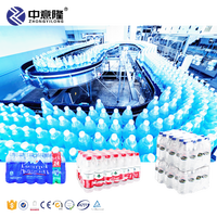 Complete productielijn voor flessenwater met grote capaciteit, inclusief PET-flesblaasapparaat, waterzuivering, afvulling, etikettering en verpakking.