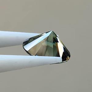 Piedras Sueltas de Moissanita Sintética (Creada en Laboratorio) Naturalmente Verdes, Claridad VVS1, Corte Redondo Excelente 3, para Joyería, con Certificado CAL - Product Image 4