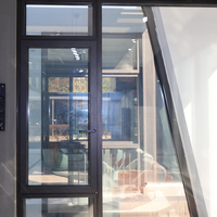 Fenêtres à battants modernes à cadre en aluminium avec vitrage clair, unités de fenêtres intégrées personnalisées pour les maisons, les hôtels, les salles de bain