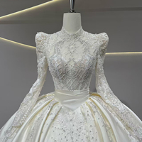 Robe de mariée de maternité grande taille en satin ivoire, coupe princesse, col montant, manches longues, avec appliques de dentelle, sequins, nœud et effet illusion, taille naturelle