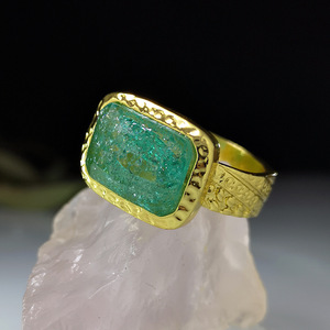 Anello retrò con pietra verde incisa, design con motivo tribale, gioiello alla moda per l'uso quotidiano - Product Image 6