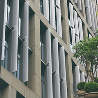 Lames verticales en aluminium pour murs extérieurs, motorisées, certifiées ISO9001, garantie 5 ans, isolation thermique, pare-soleil