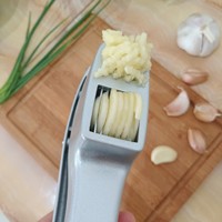 Handmatige aluminium 2-in-1 knoflookpers en groentehakselaar, makkelijk schoon te maken, multifunctioneel keukengereedschap