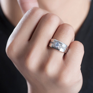 Este audaz anillo de diamantes cuadrados de oro para hombres con una banda flexible se adapta a eventos de negocios que exudan un fuerte encanto de confianza - Product Image 3