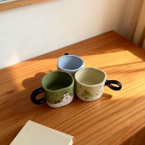 แก้วกาแฟเซรามิกรูปตุ๊กตาหิมะแบบมืออาชีพ ดีไซน์คริสต์มาส เป็นมิตรกับสิ่งแวดล้อม ทำจากสโตนแวร์ ใช้กับเครื่องล้างจานและไมโครเวฟได้ ปลอดภัยสำหรับอาหาร - Product Image 1