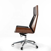 Chaise de bureau de direction en cuir noir à dossier haut, ergonomique, pivotante, avec piètement en bois de noyer courbé et hauteur réglable
