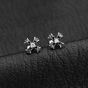 Boucles d'oreilles clous géométriques en argent plaqué, design populaire, unisexe, en acier inoxydable, bijoux tendance, luxe léger et raffiné - Product Image 4