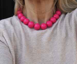 Collier Pendentif en Résine Contemporain avec Design Artistique Bijoux Légers Parfaits pour les Soirées Décontractées et le Quotidien - Product Image 2