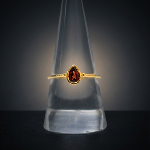 Bague pour femme Bella Jewelry en argent sterling S925 plaqué or 14 carats avec serti à griffes, garnet naturel et perle de Thaïlande - Product Image 2