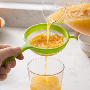 Passoire à mailles fines portable en plastique vert avec doubles poignées pour jus et thé – Outil de cuisine professionnel - Product Image 2