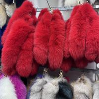 Vente en gros d'usine Les femmes adorent les porte-clés en vraie fourrure de renard Porte-clés de luxe pour femmes Fourrure de renard teinte bleu rouge rose blanc Porte-clés innovant
