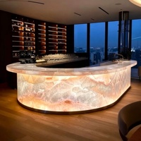 Îlot de cuisine rétroéclairé LED, comptoir de bar lumineux de forme organique, bar sur mesure pour la maison, étagère à spiritueux ouverte pour penthouse de grande hauteur ou villa