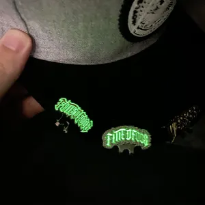 Tùy chỉnh Glow hat Pin rơi Glow long lanh dạ quang men Pin huỳnh quang hat Clip - Product Image 1