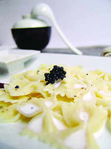 Texture douce saveur de fruits de mer perles d'anchois prix raisonnable goût fumé et de poisson 55g perles d'anchois pour salades et canapés - Product Image 5