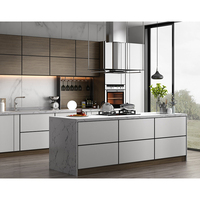 Armoire de cuisine moderne, design plat, finition mate, laque et placage mélangés