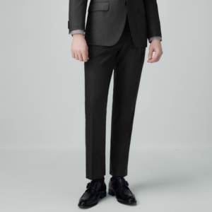 Costume d'affaires classique pour hommes pour les occasions formelles gris foncé, teint uni, revers cranté, bouton en corne - Product Image 5