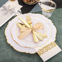 Service de vaisselle jetable en plastique à bord festonné doré avec assiettes, serviettes, gobelets et couverts pour Thanksgiving et mariages