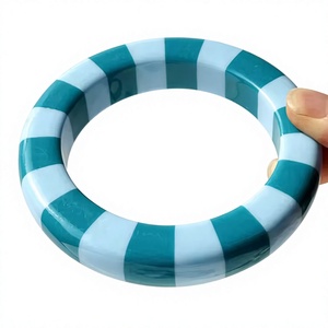 Ensembles de bracelets en résine acrylique tendance et mignons, rayés, uniques, colorés, design élégant unisexe, cadeaux pour femmes, parfaits pour les fêtes - Product Image 4