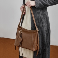 Sac à main hobo de luxe rétro de haute qualité pour femme en cuir véritable de designer, sac à bandoulière en cuir de vachette tanné végétal avec pompon