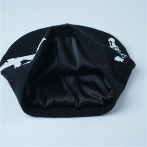 Bonnets courts personnalisés doublés de satin, bonnets d'hiver en tricot de haute qualité avec logo jacquard, bonnets personnalisés avec intérieur en satin - Product Image 1