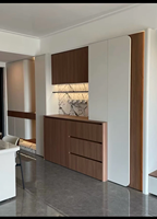 Un meuble d'entrée et de salle à manger moderne et luxueux, alliant rangement, présentation et éclairage d'ambiance.