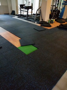 Nouvelles dalles <span class=keywords><strong>de</strong></span> sol en caoutchouc FLYON SBR - Noir, option <span class=keywords><strong>de</strong></span> logo personnalisé, application universelle pour le yoga, les exercices et les salles <span class=keywords><strong>de</strong></span> <span class=keywords><strong>sport</strong></span> intérieures - Product Image 3