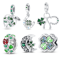 Vente en gros de pendentifs fins en forme de trèfle de Zircon et de breloques en métal personnalisées pour bracelet cadeau pour femmes
