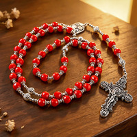 Collier chapelet rouge vibrant avec perles, crucifix floral et médaille sainte, en argent antique et rose