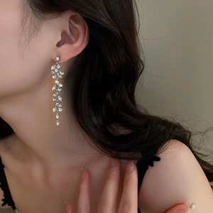 Eleganti Orecchini Lunghi con Fiori, Foglie e Nappe per Donne, Accessori Moda per Uso Quotidiano - Product Image 3
