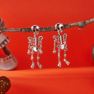 Boucles d'oreilles pendantes <span class=keywords><strong>squelette</strong></span> articulé <span class=keywords><strong>corps</strong></span> entier Halloween, 2 couleurs (argent et noir), unisexe, style gothique punk cosplay - Product Image 6