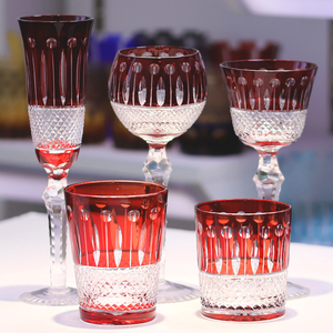 Verre à cocktail et à whisky en cristal rouge intemporel, artisanal, taillé à la main, style Edo Kiriko, avec pied, pour bar - Product Image 1