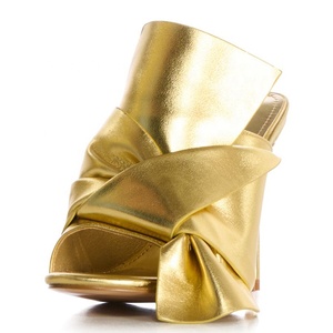 Sandales personnalisées dorées pour femme à bout ouvert en similicuir avec nœud, talons aiguilles fins sur mules - Product Image 5