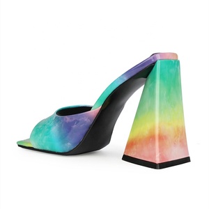 รองเท้าส้นสูงแบบสวมหัวเหลี่ยมหนังแก้วสะท้อนแสงสีผสมแฟชั่นส้นหนาไซส์ใหญ่พิเศษ 45 - Product Image 3