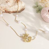 Collier tendance pour femme en acier inoxydable plaqué or avec pendentif géométrique en forme de Y et fleur en fausses perles, idéal pour les soirées
