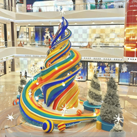 Sculpture d'arbre de Noël abstraite en fibre de verre sur mesure, statue géante d'arbre de Noël courbé avec décorations festives pour parc à thème et festival