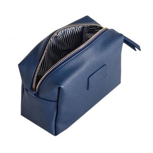 Bolsa de cosméticos azul Nevy personalizada con clase con cierre de cremallera en diseño duradero de cuero de calidad superior - Product Image 1