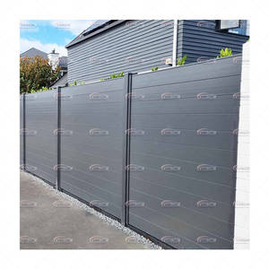 Recinzione di Sicurezza Moderna da Giardino da 2,44 m in Lega di Alluminio con Pannelli a Doghe Orizzontali e Verticali in Legno Trattato Termicamente Bianchi e Neri - Product Image 1