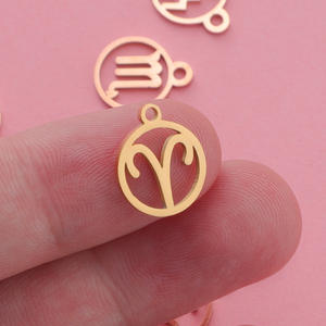 Pendentifs en acier inoxydable plaqué or creux avec 12 signes du zodiaque pour la fabrication de bijoux - Vente en gros - Product Image 3