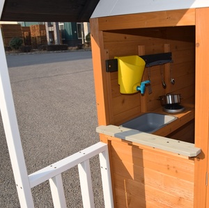 Casa de Juegos de Madera para Niños al Aire Libre con Techo de Asfalto Negro, Puerta Roja y Porche Blanco, Casa de Juegos Infantil Resistente - Product Image 2