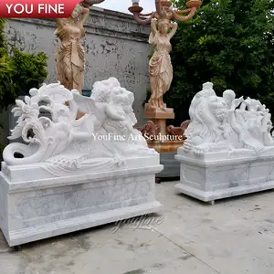Famosa scultura di leone e cherubino in marmo bianco a grandezza naturale