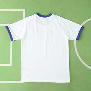 เสื้อฟุตบอลสไตล์เรโทร สีขาว-น้ำเงิน แต่งขอบตัดกัน ผลิตจากโพลีเอสเตอร์ 100% พิมพ์ลายด้วยความร้อน เสื้อยืดฝึกซ้อมฟุตบอล รุ่นคอนเซ็ปต์ - Product Image 1